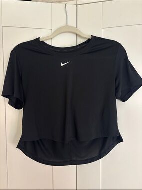 Nike Black Cropped Short-Sleeve Athletic Tee